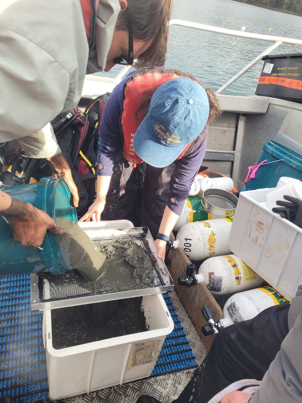 Alessandra and Lennart sieving sediment cores on the boat