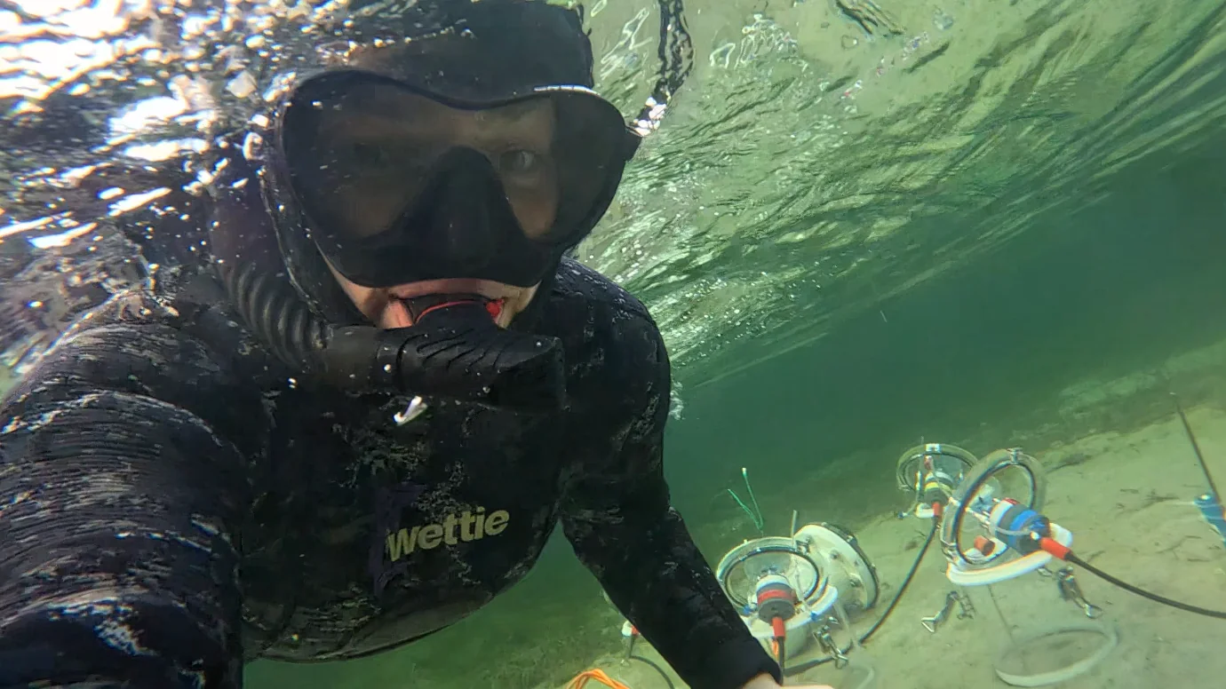 Hanna van de Mortel sampling sediment porewater underwater